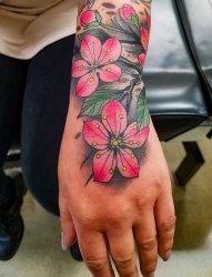 手腕上彩色樱花纹身植物颜料纹身图片