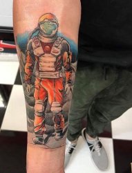 小臂上的彩色太空人纹身图片