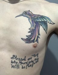 男子左侧胸部上漂亮的蜂鸟和英文字纹身