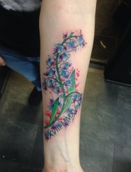 手前臂上漂亮的水彩小花图案纹身