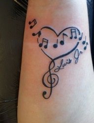 音乐爱好者们手臂上的音乐启发的音符纹身图案