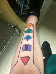 小腿上的个性的多种颜色的几何立体图形纹身