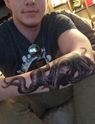 男性左手臂黑色章鱼纹身动物图片