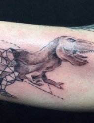 大臂膀上的半写实半几何图形风格恐龙纹身图片