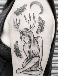 美女手臂上黑色女孩麋鹿角纹身素描技巧点刺纹身图片