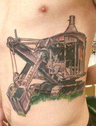 男性侧肋上彩色老式挖土机器人纹身图片