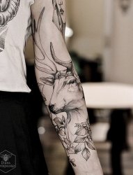 手臂上黑白灰风格点刺纹身图案