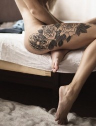 性感女性腿部黑白玫瑰独特刺青