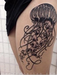 腿部黑白点刺纹身水母纹身图片