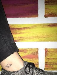 男性脚腕上黑色简单线条纹身星球土星纹身图片