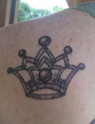 男性左肩膀上黑色几何元素纹身皇冠简单的线条纹身图