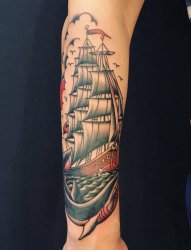 手臂上黑白纹身点刺技巧纹身小帆船鲨鱼纹身图片