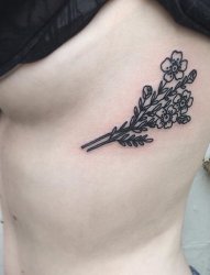 女生侧腰上纹身黑白灰风格花朵纹身小清新植物纹身图片