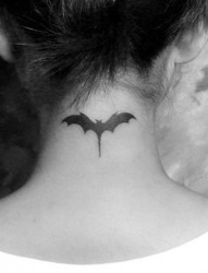 女性颈部一款黑色蝙蝠刺青