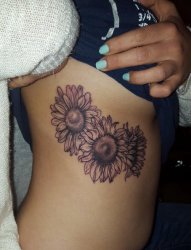 女生侧腰上纹身黑白灰风格纹身点刺技巧植物纹身素材向日葵纹身图片