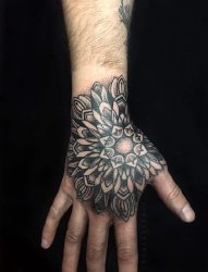 手背上纹身黑白灰风格点刺技巧几何元素纹身植物纹身素材花朵纹身图片