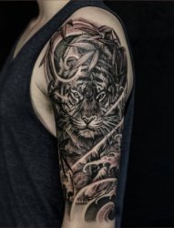 男生手臂上黑白点刺帅气的动物老虎纹身图片