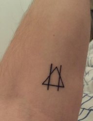 男生手臂上黑白简单线条几何元素三角形纹身图片
