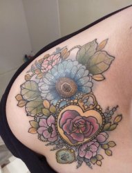 女生腰上彩绘文艺花朵纹身图片