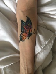 女生手臂上彩色水墨花蝴蝶纹身图片