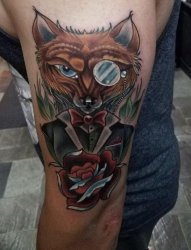 男生手臂上彩绘动物点刺技巧狐狸纹身图片