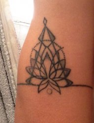 女生手臂上黑白点刺技巧几何线条花朵纹身图片
