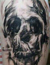 男生大腿上黑白素描骷髅头和人物肖像纹身图片