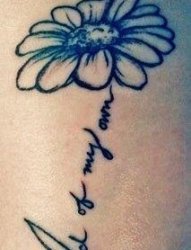 女生手臂上黑白植物花体英文素材花朵纹身图片
