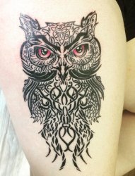 女生大腿上黑白小动物几何线条猫头鹰纹身图片
