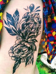 女生大腿上黑白植物点刺技巧花朵纹身图片