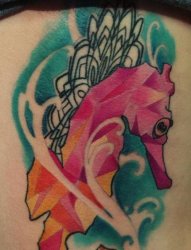 女生颈后彩色动物海马纹身图片