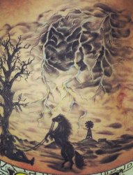 腰部黑色的中国风纹身树枝和闪电和马风景水墨纹身图片