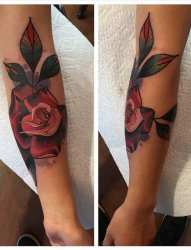 女性手臂上彩色植物颜料纹身玫瑰花水彩纹身图片