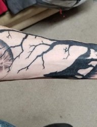 男生手臂上黑色点刺技巧几何线条月亮和枯树纹身图片