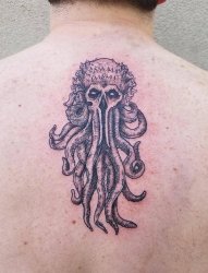 男生背部黑色点刺技巧小动物章鱼和骷髅纹身图片