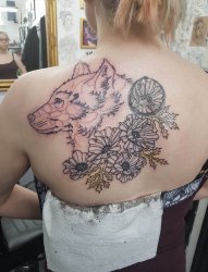 女生背部黑色线条几何元素狼头和花朵纹身图片