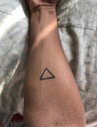 男生手臂上黑色线条几何元素三角形纹身图片
