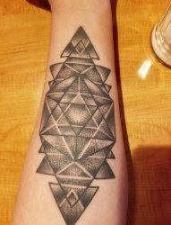 男生小腿上黑灰点刺技巧几何元素三角形纹身图片