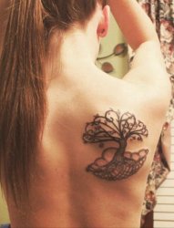 女生背部黑色植物抽象线条生命树纹身图片
