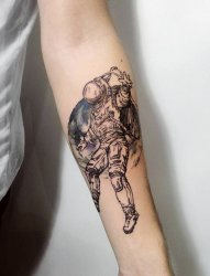 一组关于宇航员的黑色素描点刺技巧纹身图案