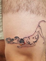 男生大腿上黑灰线条动物斑点狗纹身图片