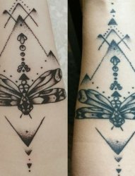女生手臂上黑色线条点刺技巧创意蜻蜓纹身图片