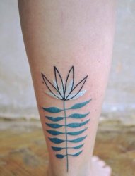 女生小腿上彩绘水彩莲花纹身图片