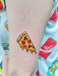 女生手臂上彩绘水彩超可爱披萨纹身图片