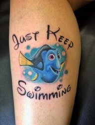 女生小腿上彩绘水彩卡通海底总动员多莉纹身图片