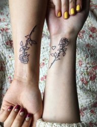 闺蜜手臂上黑色素描创意玫瑰花纹身图片