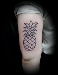 女生手臂上黑色线条创意菠萝纹身图片