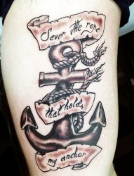 女生大腿上黑色素描海风创意船锚纹身图片