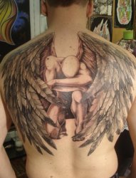 男生背部黑灰素描创意翅膀人像霸气纹身图片