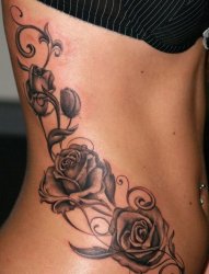 女生侧腰上黑色素描唯美玫瑰纹身图片